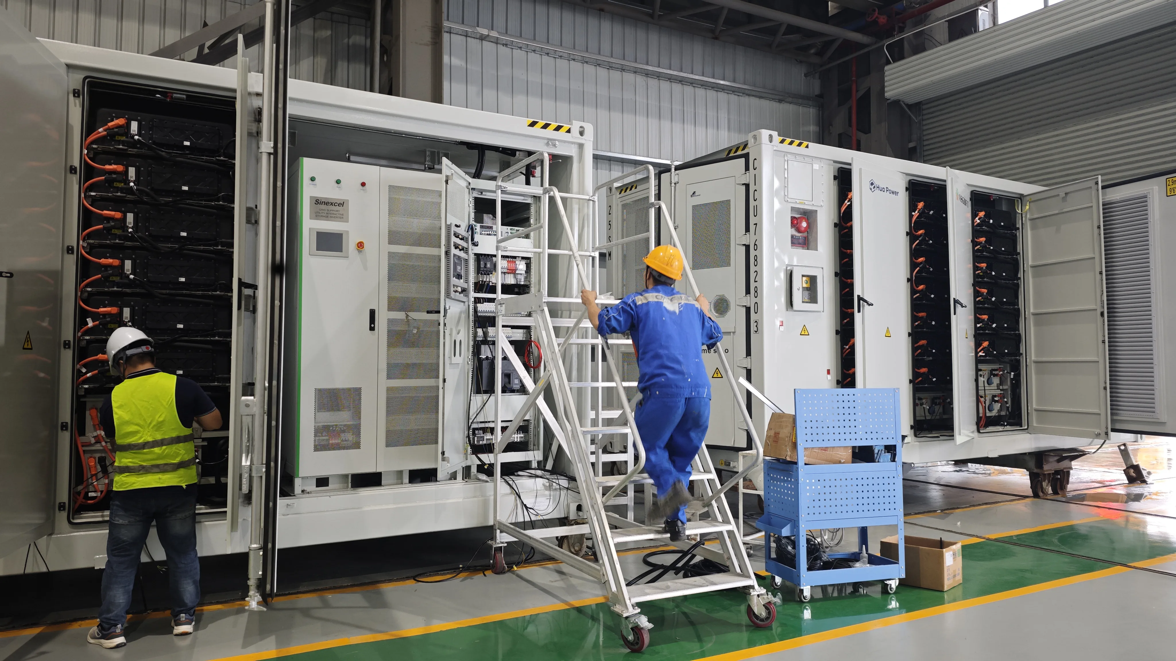 Hua Power Fabrik Montagelinie, Arbeiter montieren Energiespeichersysteme