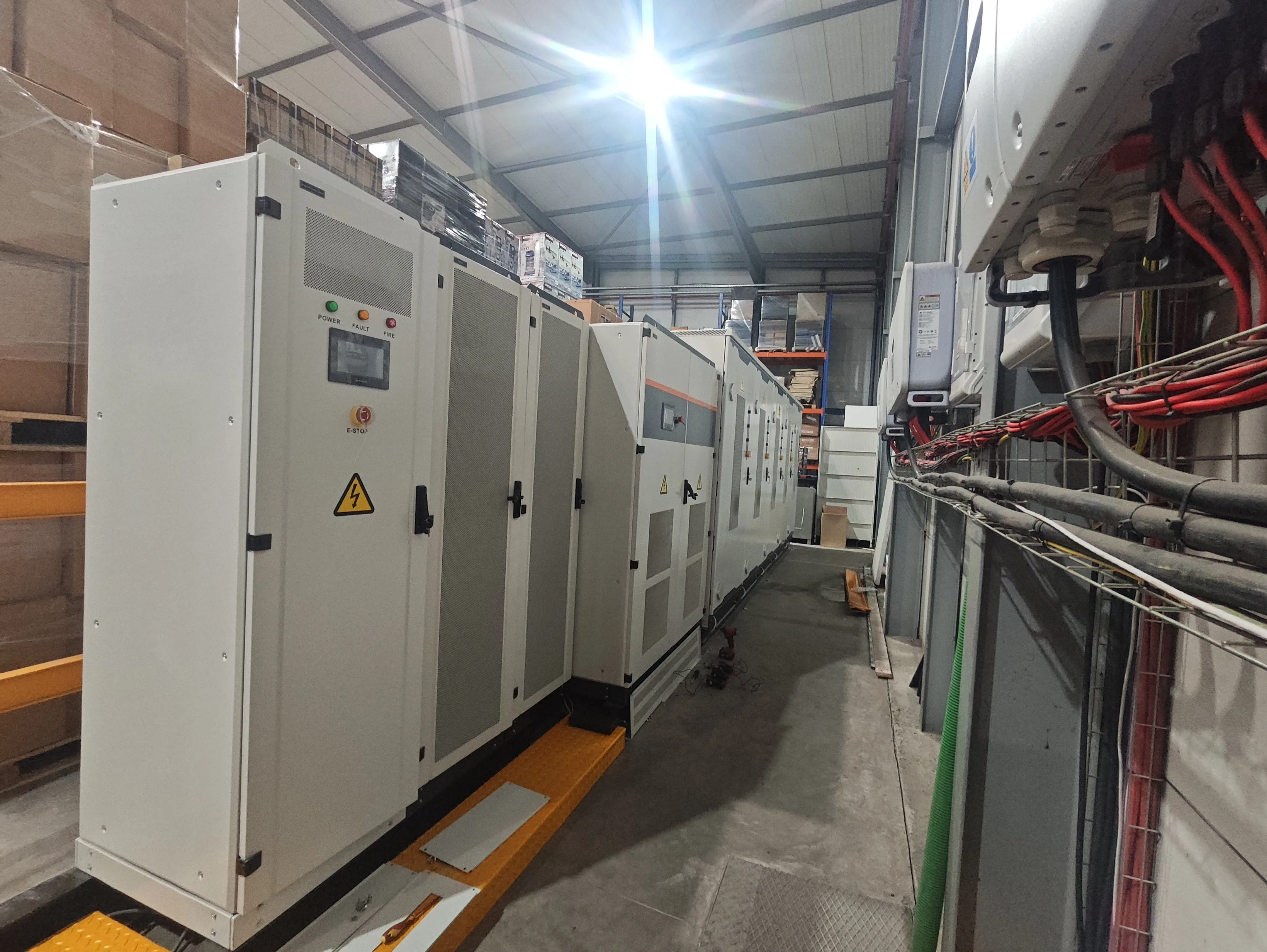 Energiespeichercontainer für Netzfrequenzregelung im Versorgungsmaßstab