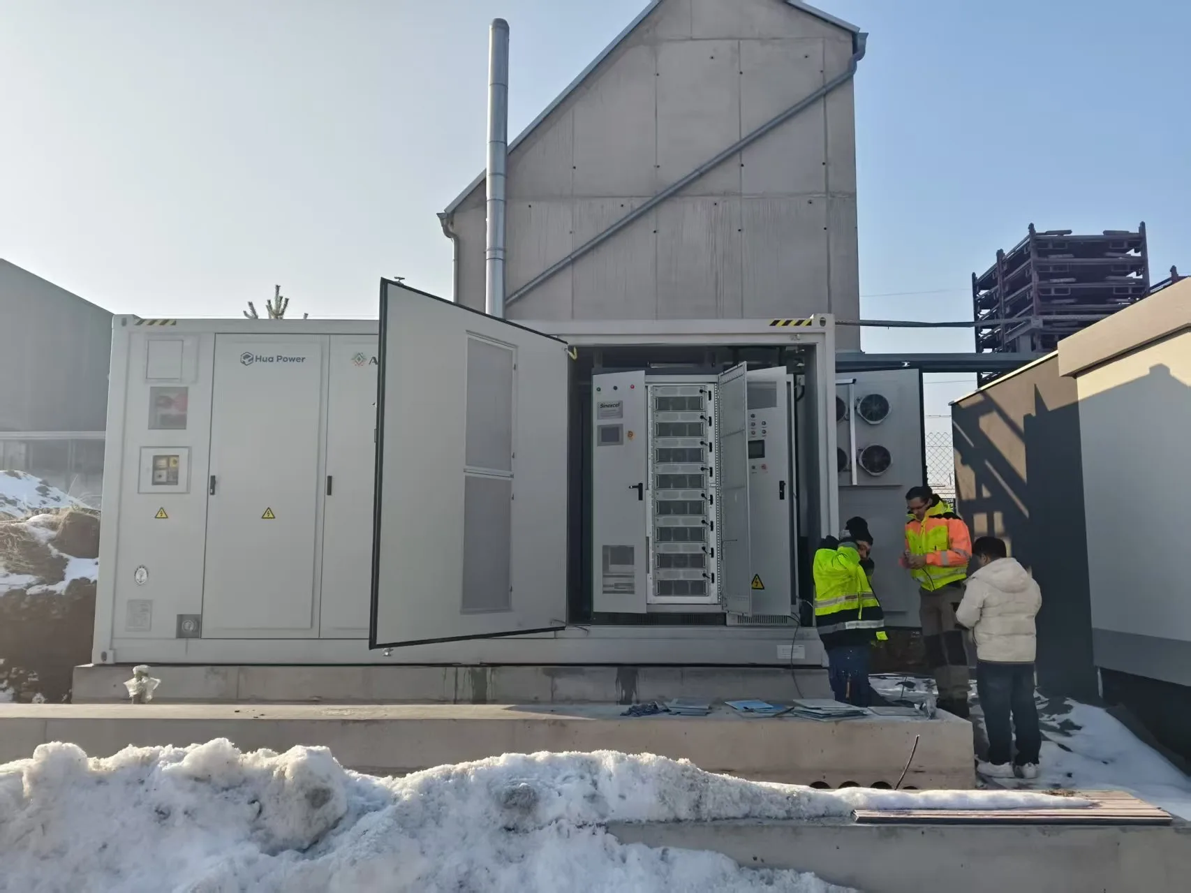 Hybrid-Mikronetz-Installation mit Solarmodulen und Batteriespeicher