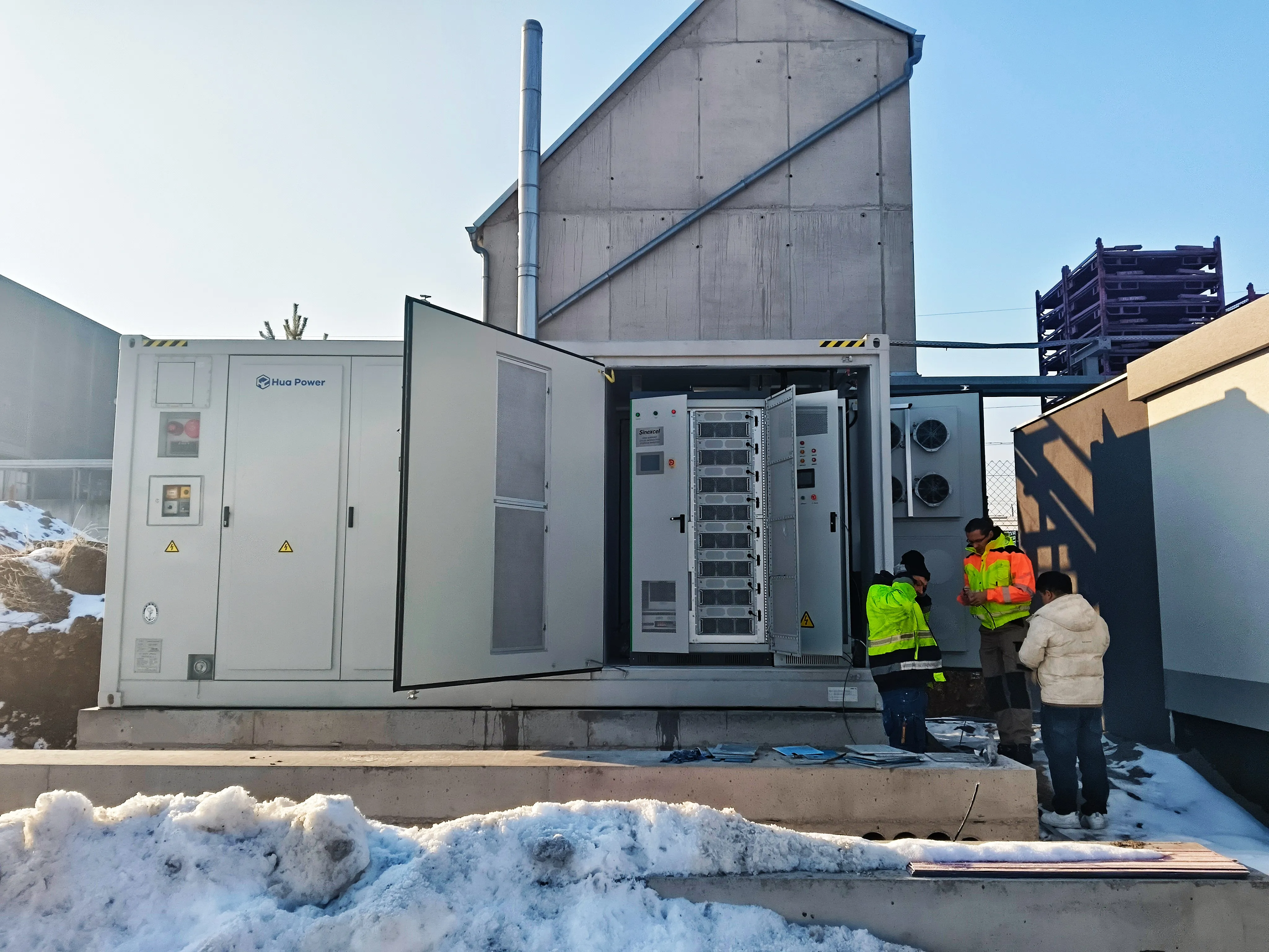 Hybrid microgrid with solar and battery storage